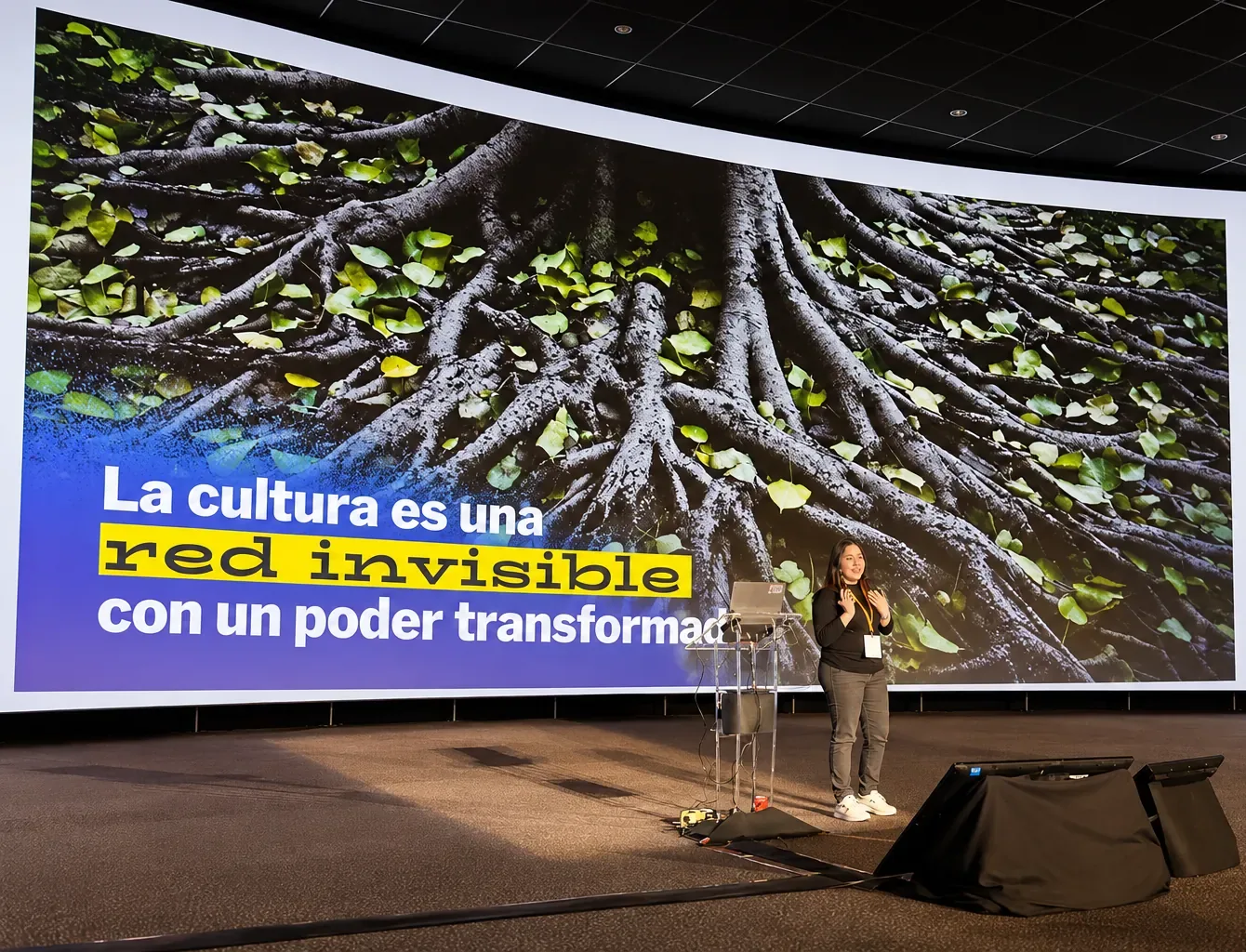 Presentación sobre cultura corporativa en un auditorio