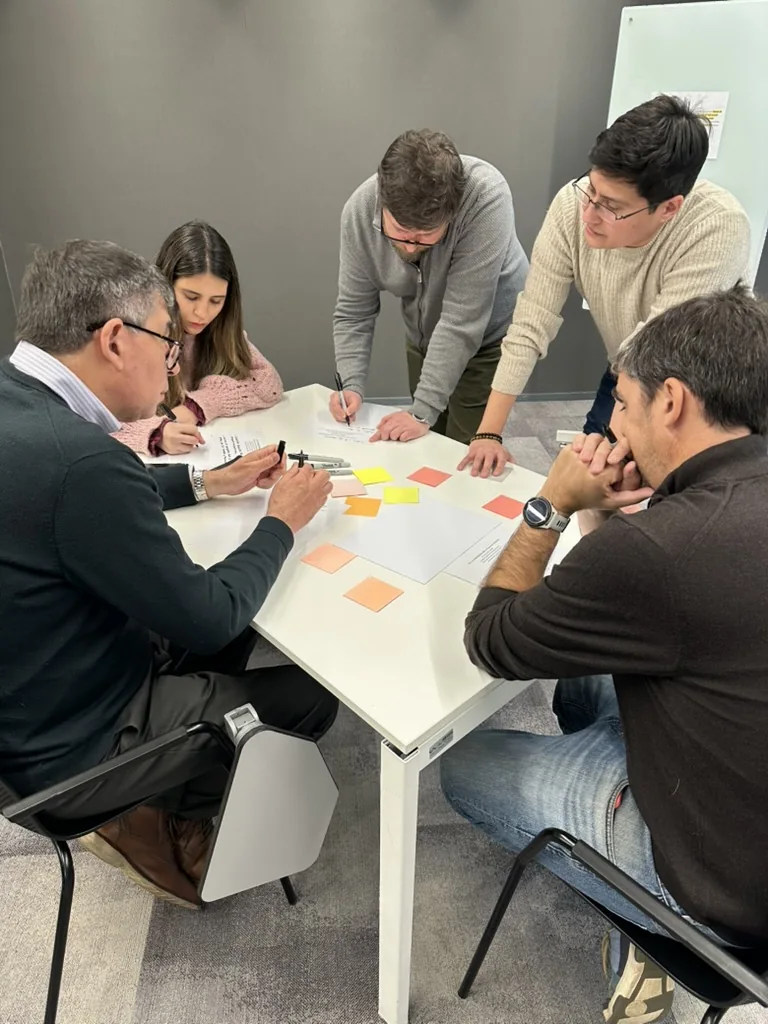 Personas conversando y trabajando en un taller
