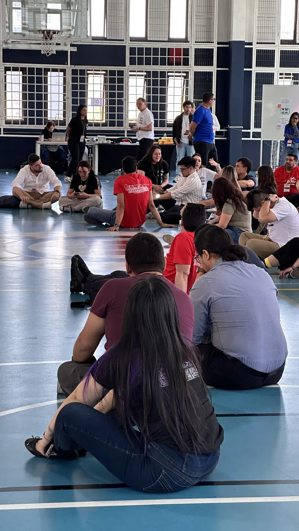 Personas conversando y trabajando en un taller