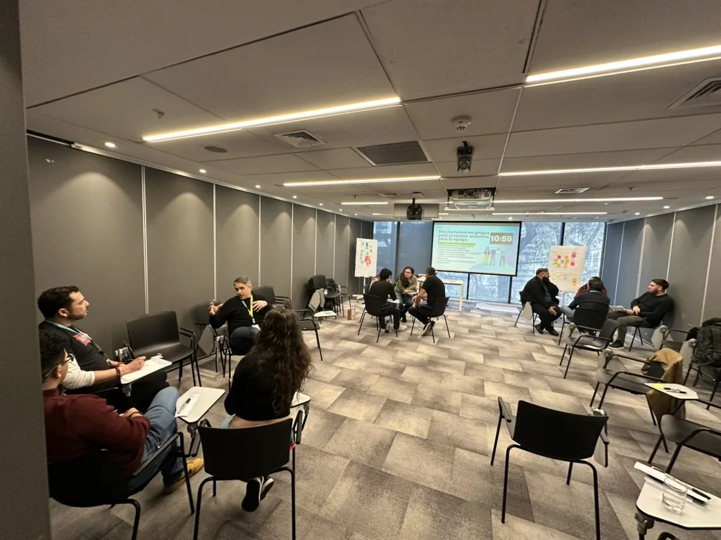 Personas conversando y trabajando en un taller
