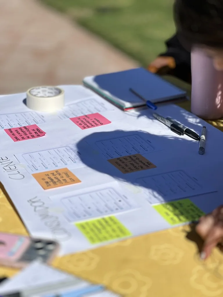 Trabajo colaborativo con notas y materiales sobre una mesa