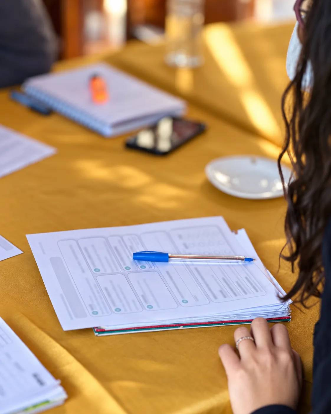 Trabajo colaborativo con notas y materiales sobre una mesa