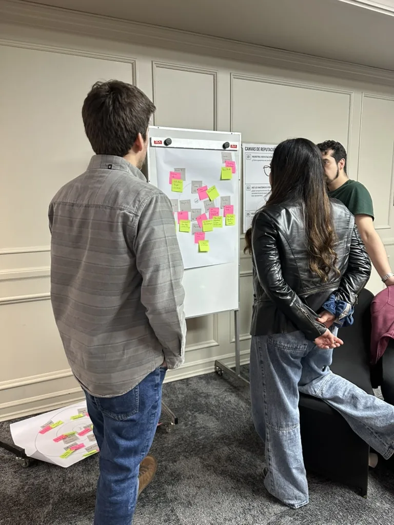 Personas conversando y trabajando en un taller