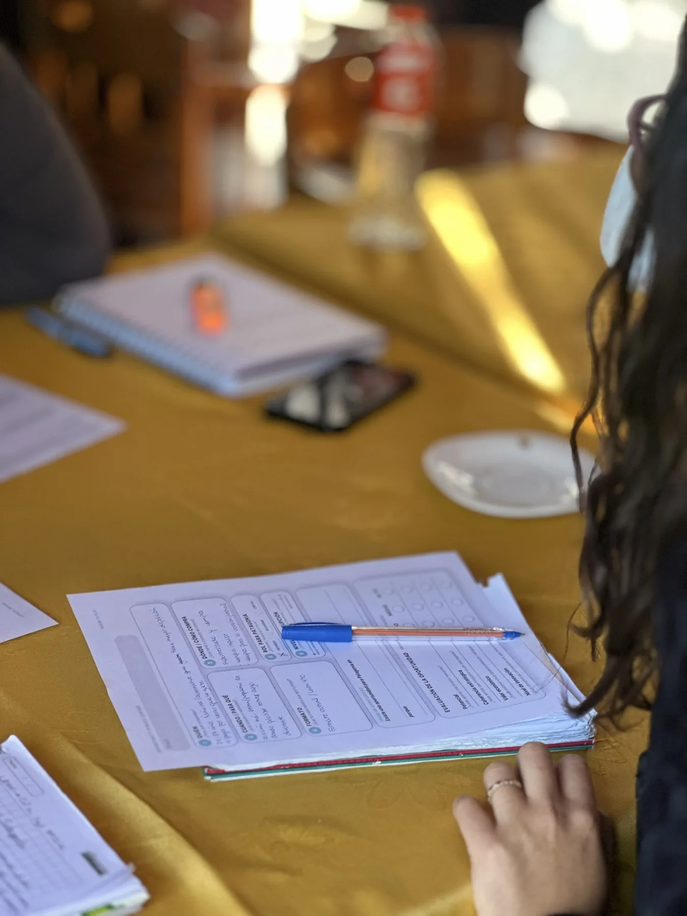 Trabajo colaborativo con notas y materiales sobre una mesa