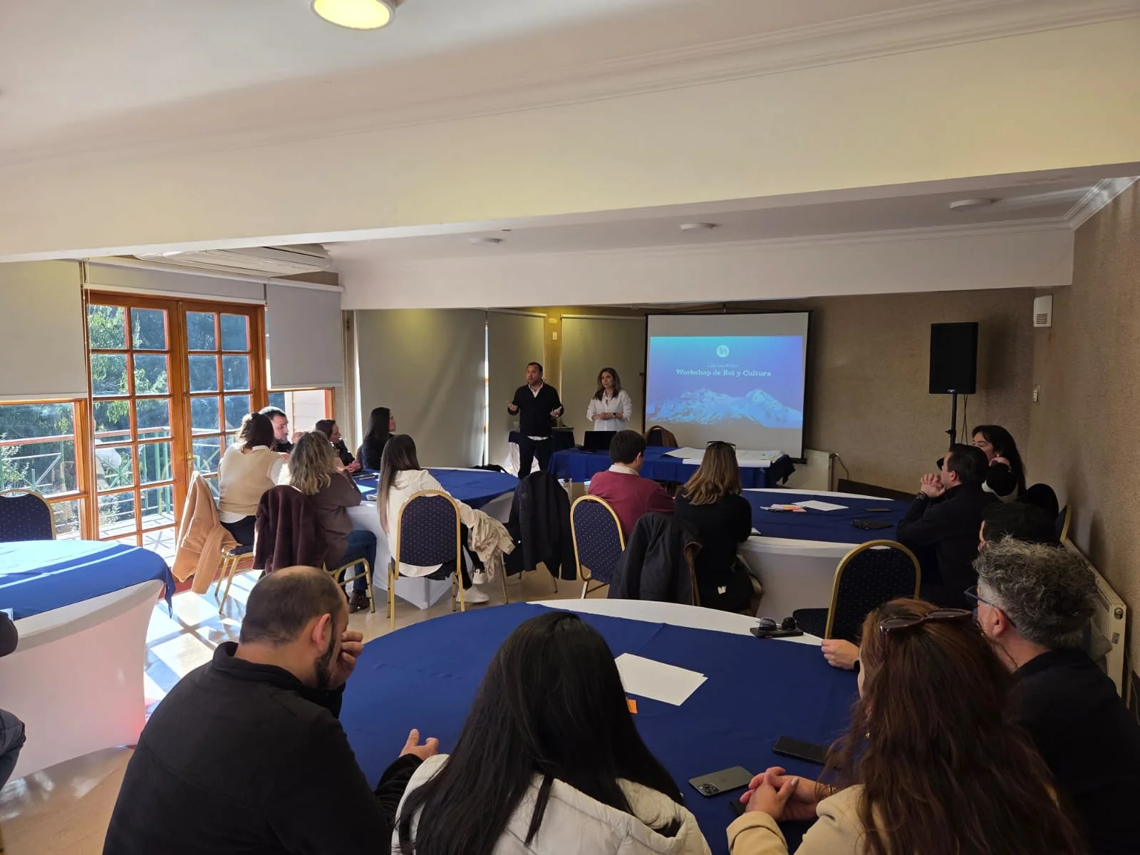 Personas conversando y trabajando en un taller