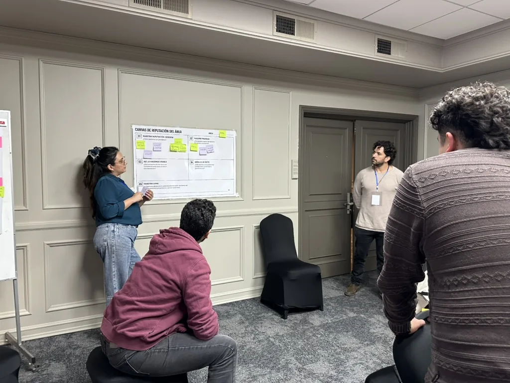 Personas conversando y trabajando en un taller