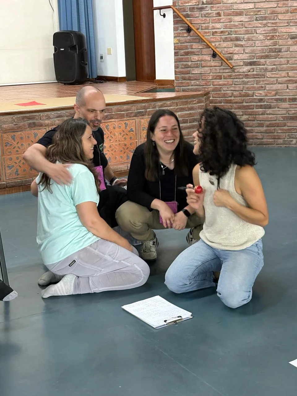Personas conversando y trabajando en un taller