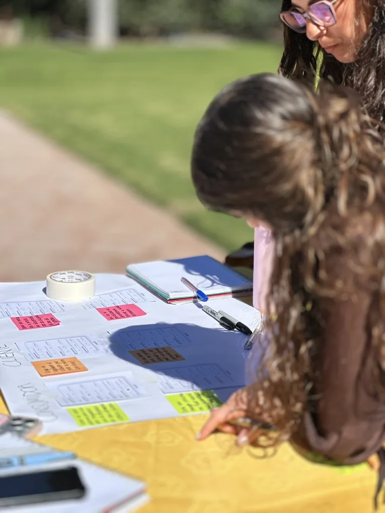 Trabajo colaborativo con notas y materiales sobre una mesa