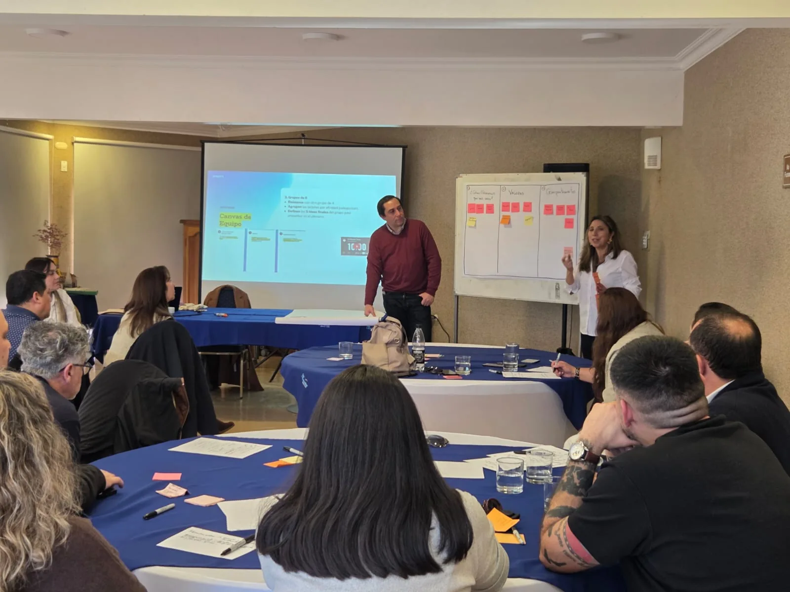 Personas conversando y trabajando en un taller