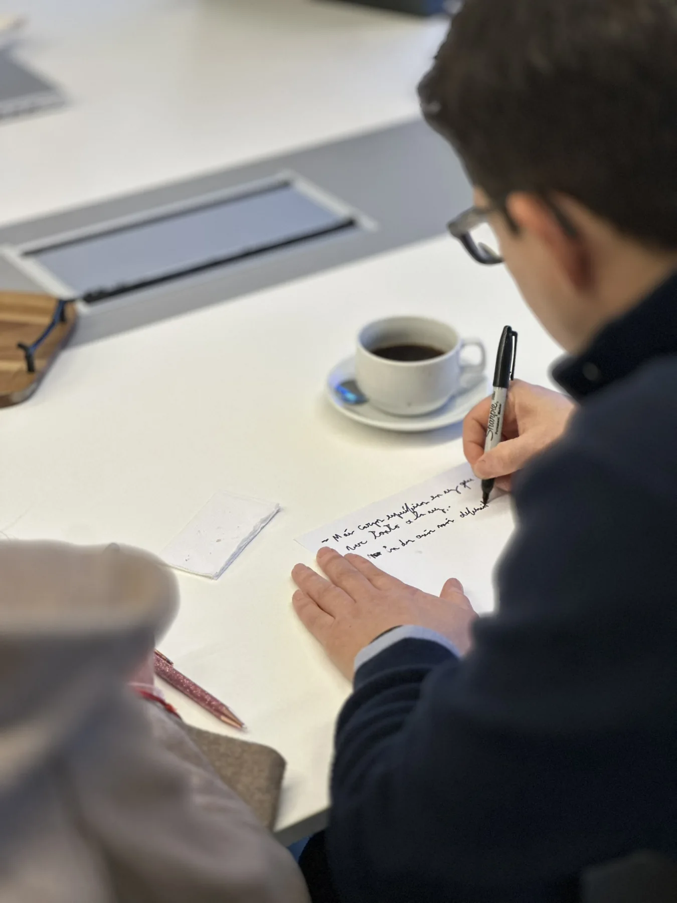 Trabajo colaborativo con notas y materiales sobre una mesa