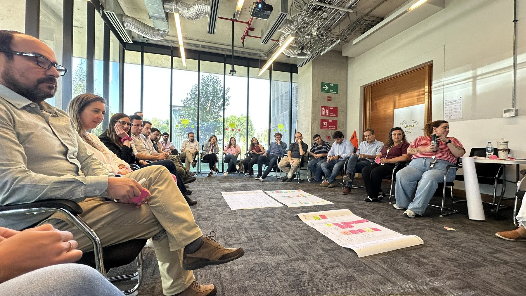 Personas reunidas en círculo durante una sesión de trabajo