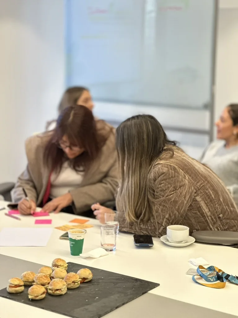 Personas conversando y trabajando en un taller