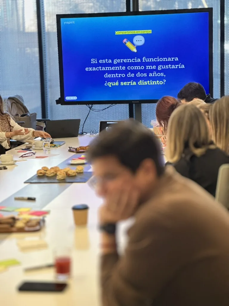Personas conversando y trabajando en un taller