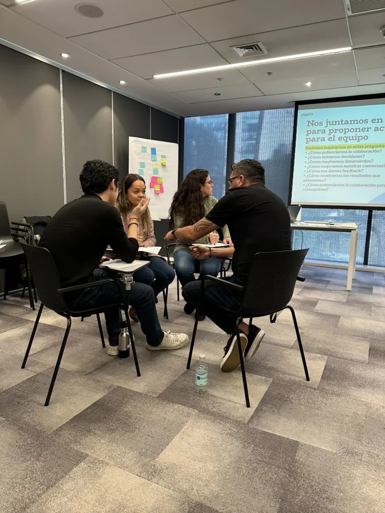 Personas conversando y trabajando en un taller