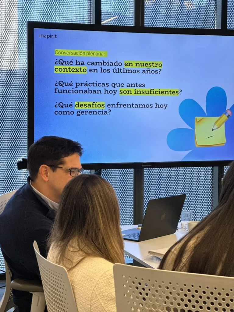 Personas conversando y trabajando en un taller