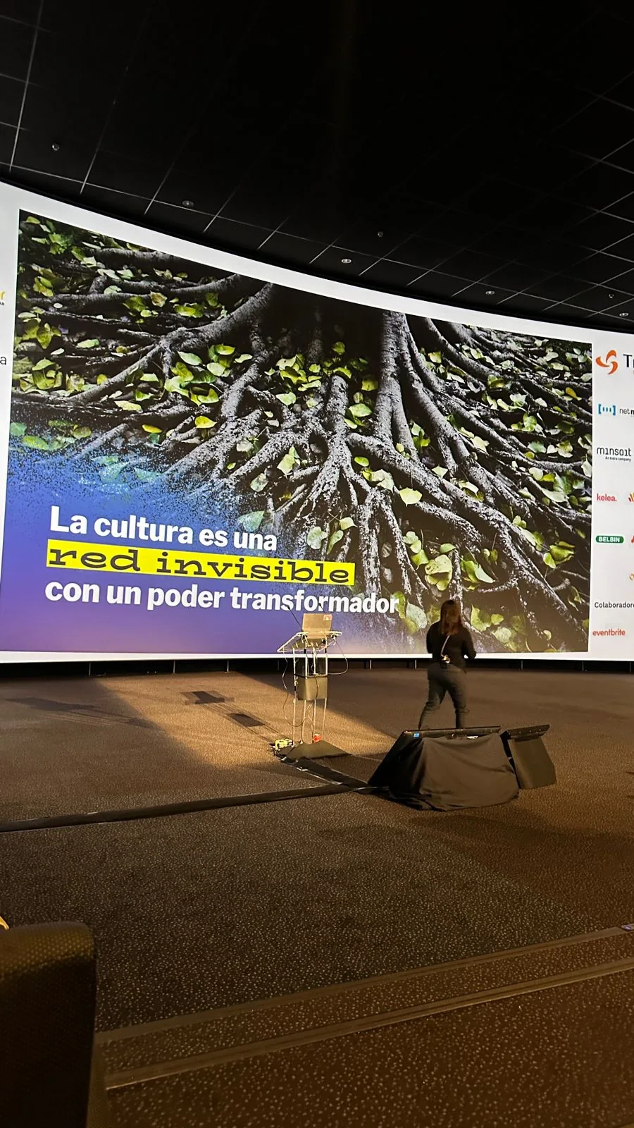 Personas compartiendo una charla en un auditorio